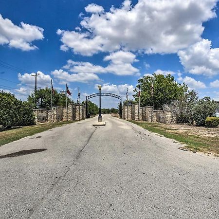 فيلا Luxury San Antonio Retreat 110-Acre Private Ranch المظهر الخارجي الصورة