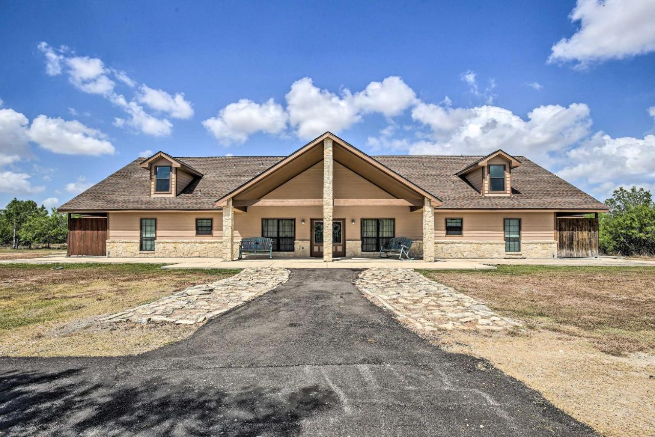 فيلا Luxury San Antonio Retreat 110-Acre Private Ranch المظهر الخارجي الصورة